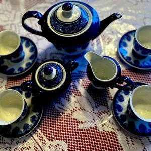 Beautiful Vintage Bombay 13 piece tea set.